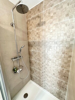 Douche, sèche-cheveux