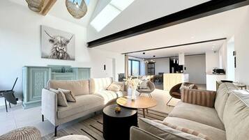 Een televisie en boeken