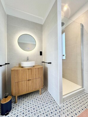 Douche, sèche-cheveux, papier toilette