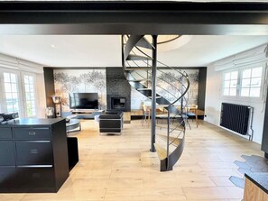 TV, fireplace - Luxury Magnifique Villa d architecte Cocooning (Larmor-Plage)