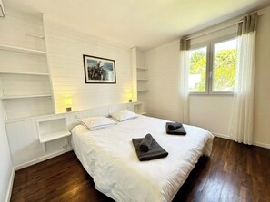 2 habitaciones, tabla de planchar con plancha, cuna de viaje y wifi