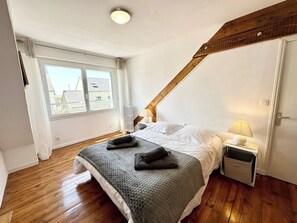 2 bedrooms, iron/ironing board, travel cot, WiFi