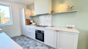 Een koelkast, een microgolfoven, een oven, een kookplaat