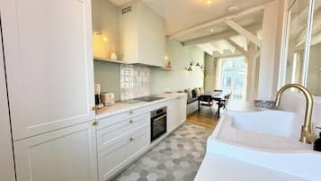 Een koelkast, een microgolfoven, een oven, een kookplaat