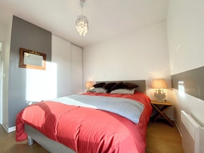2 bedrooms, iron/ironing board, WiFi