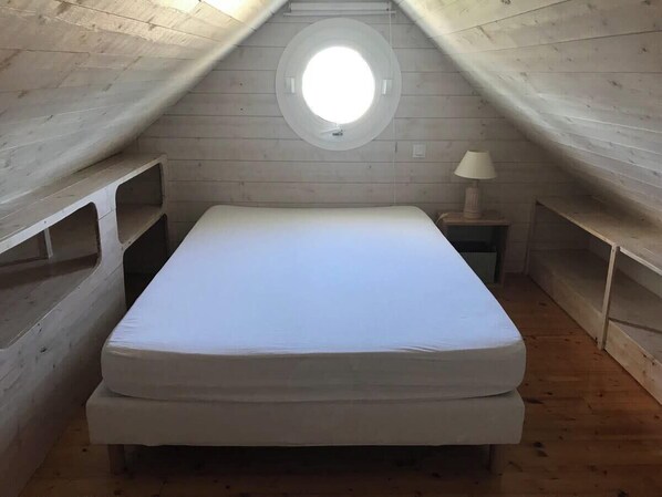 2 bedrooms, iron/ironing board, WiFi