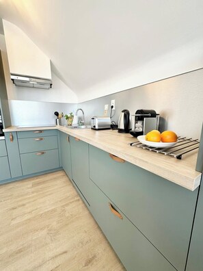 Frigorifero, microonde, forno, piano cottura