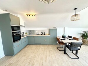 Réfrigérateur, four à micro-ondes, un four, surface de cuisson