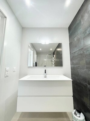 Dusche, Haartrockner, Toilettenpapier