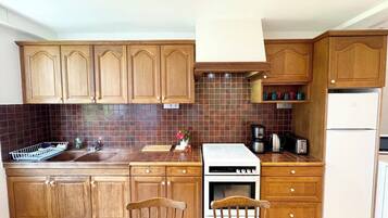 Een koelkast, een microgolfoven, een oven, een kookplaat