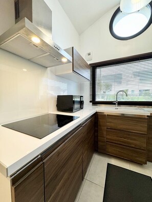 Fridge, microwave, oven, stovetop - Maisonnette Hyper Cosy – 200m du port de Lomener (Ploemeur)