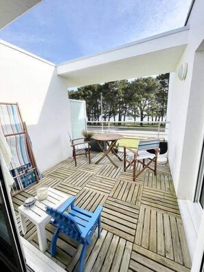 Outdoor dining - Charmant T2 Top Cosy Face à la rade (Larmor-Plage)