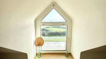 2 bedrooms, iron/ironing board, WiFi