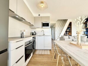 Kylskåp, mikrovågsugn, ugn och spishäll