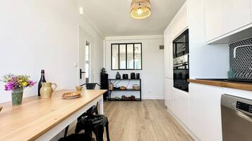 Een koelkast, een microgolfoven, een oven, een kookplaat