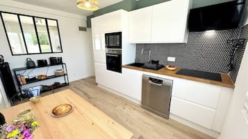 Een koelkast, een microgolfoven, een oven, een kookplaat