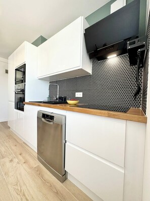 Frigorifero, microonde, forno, piano cottura