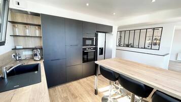 Een koelkast, een microgolfoven, een oven, een kookplaat