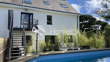 Een verwarmd zwembad