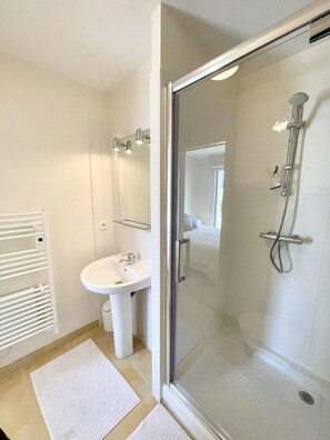 Dusche, Haartrockner, Toilettenpapier