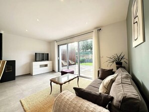 TV, fireplace