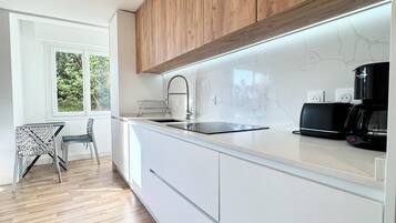 Fridge, microwave, oven, stovetop