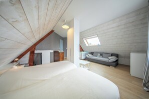 4 makuuhuonetta, silitysrauta/-lauta, vauvan matkasänky, Wi-Fi