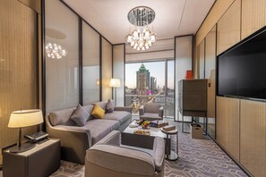 Suite Junior, 1 très grand lit, vue ville | Coin séjour