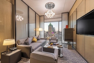 Junior Suite - Kingdom Tower View | Living area