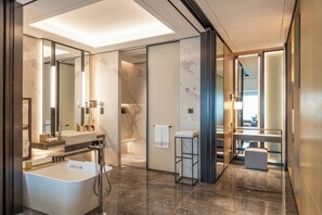 Junior suite, 1 kingsize bed, uitzicht op de stad | Badkamer