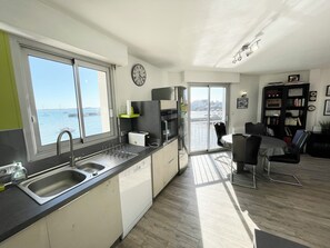 Een koelkast, een microgolfoven, een oven, een kookplaat