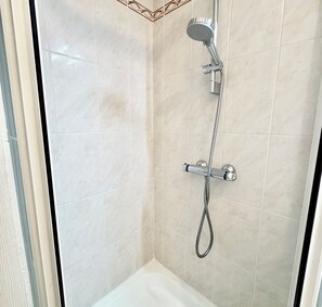 Dusche, Haartrockner, Toilettenpapier