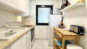 Een koelkast, een microgolfoven, een oven, een kookplaat