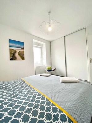 1 habitación, tabla de planchar con plancha y cuna de viaje 