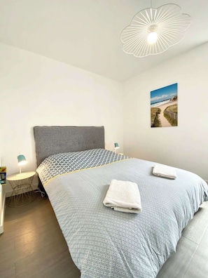 1 chambre, fer et planche à repasser, lit de bébé portatif