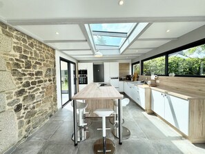 Fridge, microwave, oven, stovetop - Longère de charme - Tout confort - 2min des plages (Plouhinec)