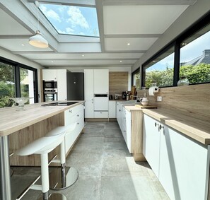 Fridge, microwave, oven, stovetop - Longère de charme - Tout confort - 2min des plages (Plouhinec)