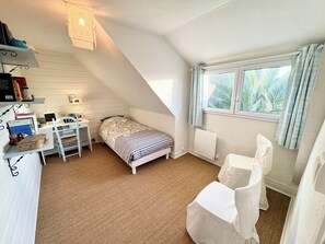 4 bedrooms, iron/ironing board, WiFi