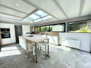 Fridge, microwave, oven, stovetop - Longère de charme - Tout confort - 2min des plages (Plouhinec)