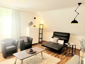 Smart TV, DVD player, books, stereo