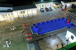 プールの滝