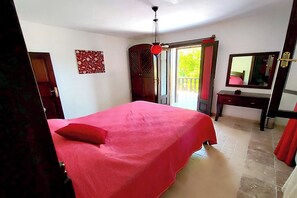 Een strijkplank/strijkijzer, wifi, beddengoed