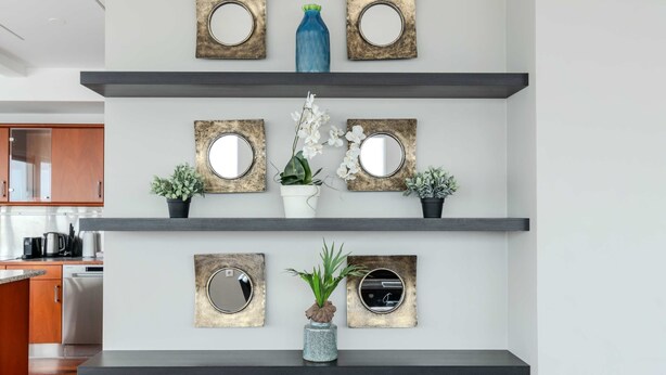 Una cocina con electrodomésticos modernos, armarios de madera y encimera gris.