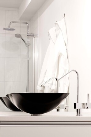 Shower, hair dryer, towels - Midtown Reykjavik - King Suite with balcony (Reykjavík)