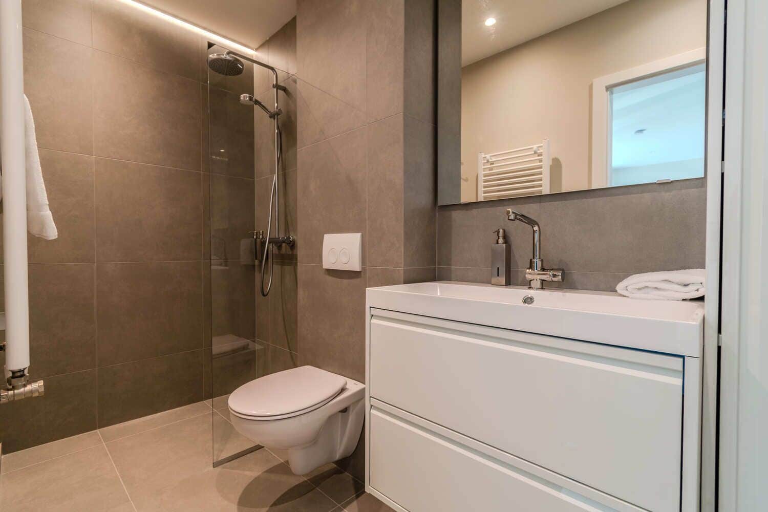 Shower, hair dryer, towels, shampoo