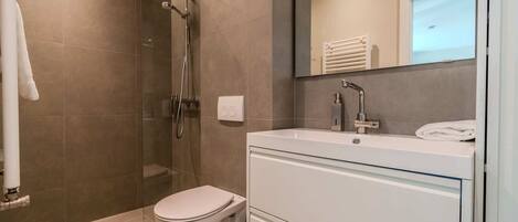 Shower, hair dryer, towels, shampoo
