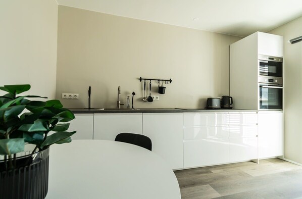 Kühlschrank, Mikrowelle, Ofen, Herdplatte