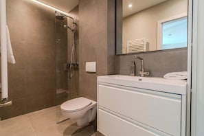 Douche, sèche-cheveux, serviettes fournies