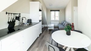 Un apartamento moderno con cocina, comedor y sala de estar.