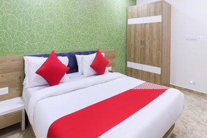 Habitación Deluxe doble | Espacio para trabajar con un portátil, wifi gratis, ropa de cama